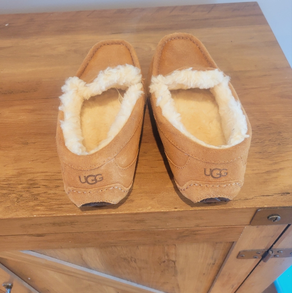 UGG Boys Slippers size 2